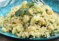 Couscous with grilled scallions, chickpeas and Moroccan sauce 
