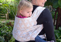 How to make a DIY baby carrier from a tablecloth