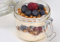 Mason jar breakfast parfait