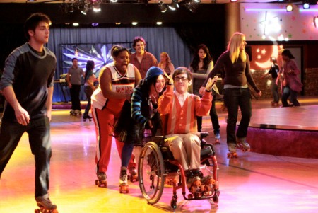 Glee goes to the roller rink