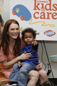 Julianne Moore makes a new friend