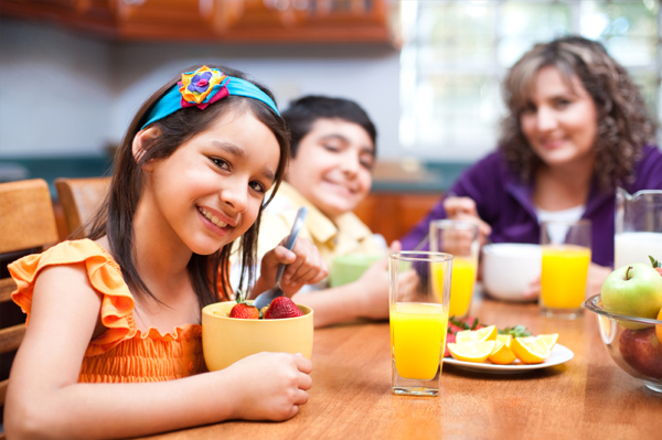 Kids eating breakfast with mom