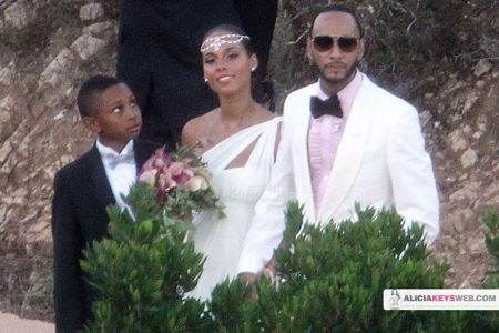 Alicia Keys wedding picture Alicia Keys wore a Vera Wang goddess gown over 