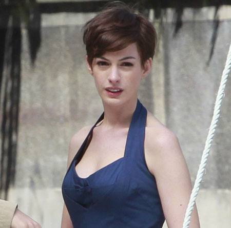 anne hathaway haircut short. Anne Hathaway