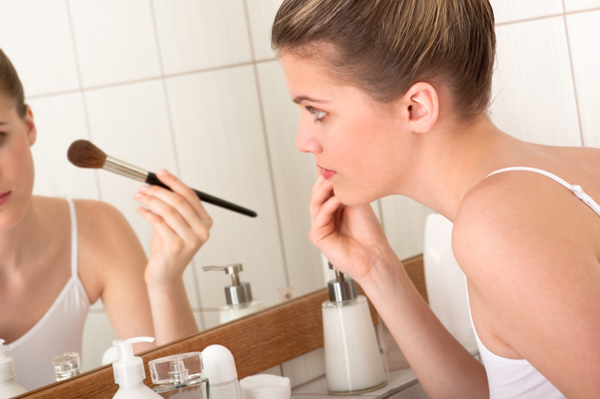 Woman applying bronzer