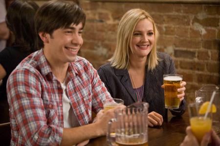 Justin Long and Drew Barrymore in Going the Distance