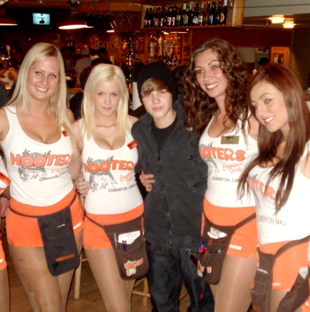 justin bieber ugly face. Justin Bieber at Hooters