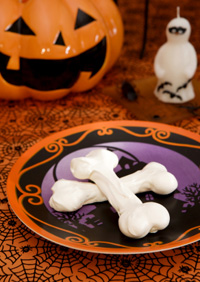 Ghostly meringue cookies