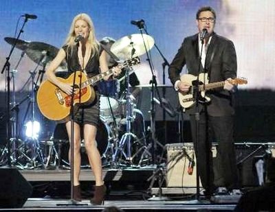 Gwyneth Paltrow and Vince Gill. Paltrow took Nashville's biggest stage to ... Gwyneth Paltrow and Vince Gill. Paltrow took Nashville's biggest stage to ...