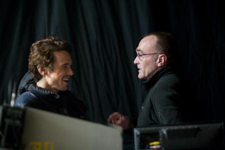 Director Danny Boyle directs James Franco in 127 Hours