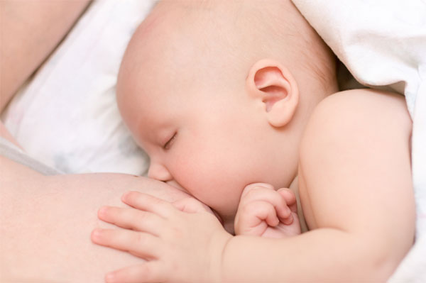 Women+breastfeeding+baby