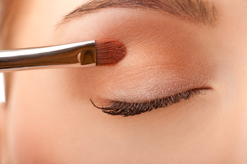 Below are some of those secrets that we can do at home to make our eyes pop: