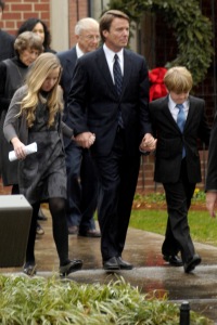 John Edwards and his children attend Elizabeth Edward's funeral