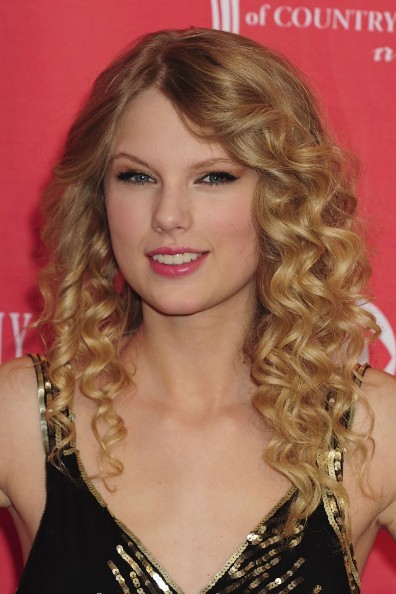 Taylor Swift New Hair 2011. gomez new haircut 2011.