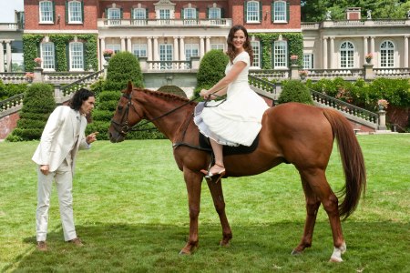 Russell Brand and Jennifer Garner in Arthur
