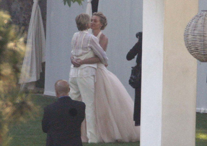 So lovely a stolen kiss at DeGeneres and de Rossi 39s 2008 LA wedding