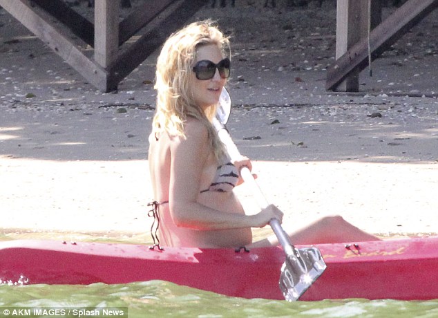 Kate Hudson pregnant in bikini
