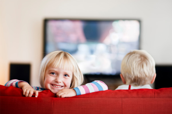 Preschoolers watching tv