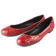 Round-toed flats are good for hourglass body shapes