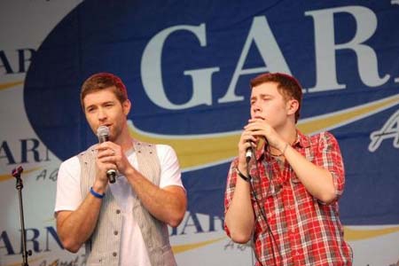 Josh Turner surprises American Idol finalist Scotty McCreery