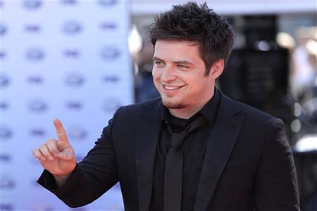 Lee DeWyze clarifies American Idol trophy scandal