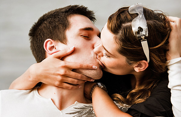 couple-kissing