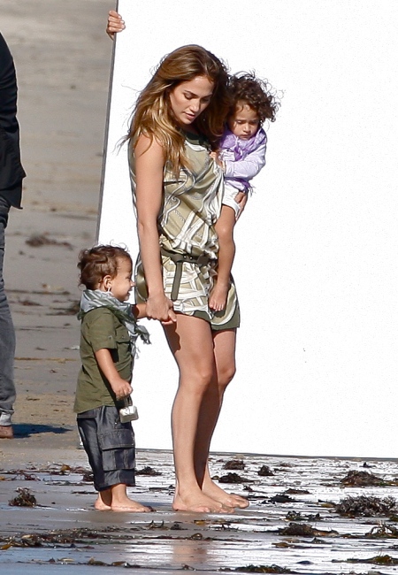 Jennifer Lopez in fashionable outfit