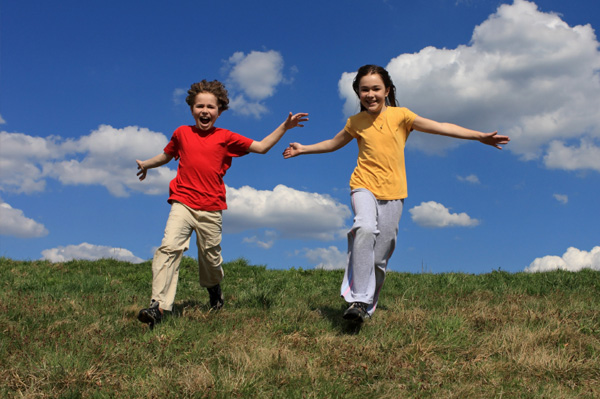kids-running-outdoors