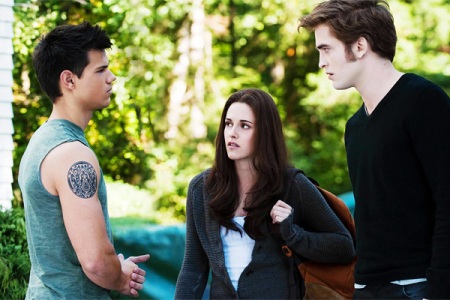 MTV Movie Awards Best Kiss Category pits Team Edward vs Team Jacob.