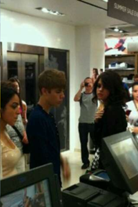 Justin Bieber & Selena Gomez shop in NYC