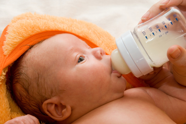 baby-takig-bottle
