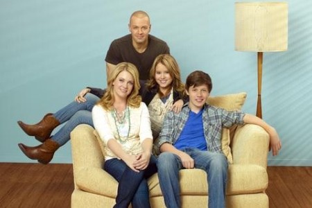 The cast of Melissa and Joey