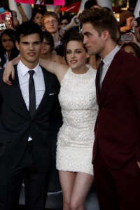 Robert Pattinson, Kristen Stewart and Taylor Lautner to present Breaking Dawn sneak peek at 2011 MTV Movie Awards