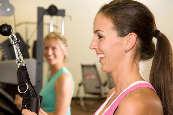women strength training to burn calories