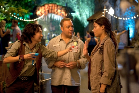Kevin James and Rosario Dawson in Zookeeper