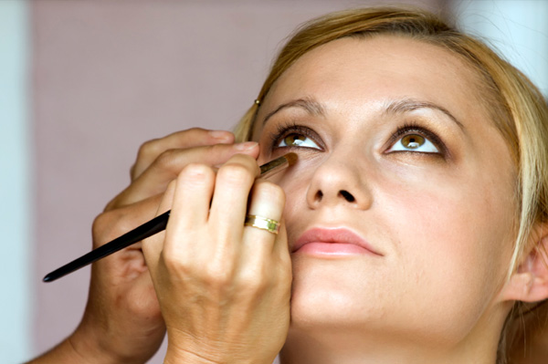 Makeup artist undereye bag