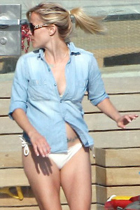 Reese Witherspoon tummy tattoo