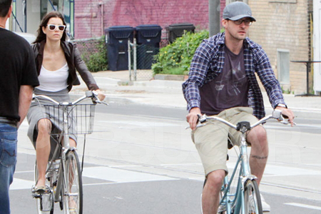 Justin Timberlake and jessica Biel riding bikes