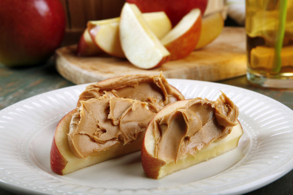 Apple slices with peanut butter