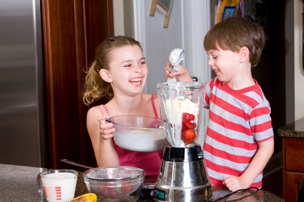 Kids making milkshakes