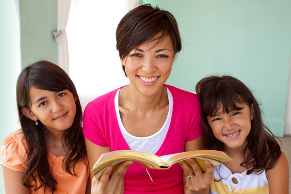 mom-reading-to-daughters