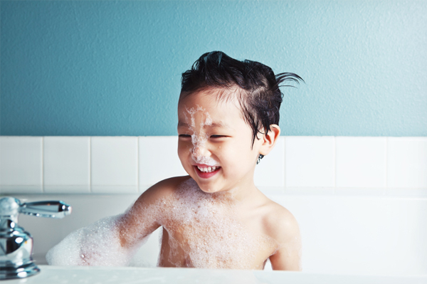 kid bathing