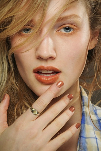Orange eye shadow