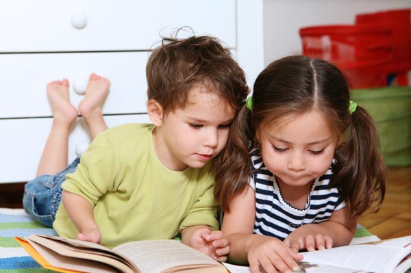 siblings-reading