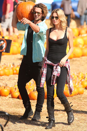 Brandi Glanville pick pumpkins with new man