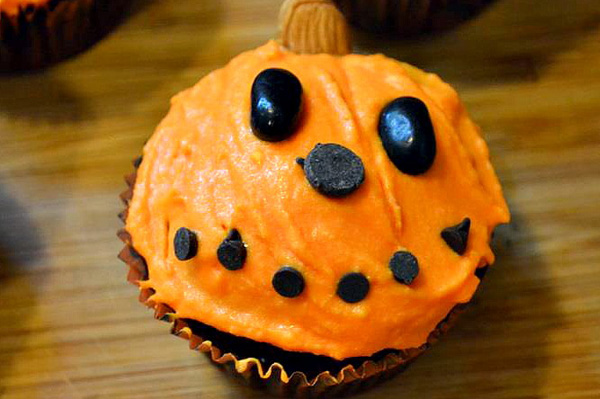 Halloween cupcake, happy pumpkin design