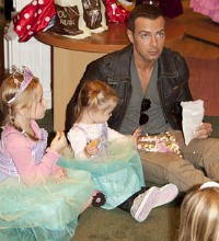 Joey Lawrence and his daughters - Halloween costumes