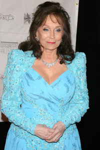 Loretta Lynn recovering from pneumonia