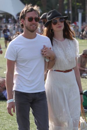 Anne Hathaway Engaged on Anne Hathaway  The Star Is Now Engaged To Wed Her Longtime Beau Adam