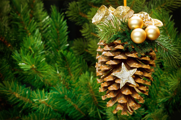 DIY Pinecone Christmas ornament